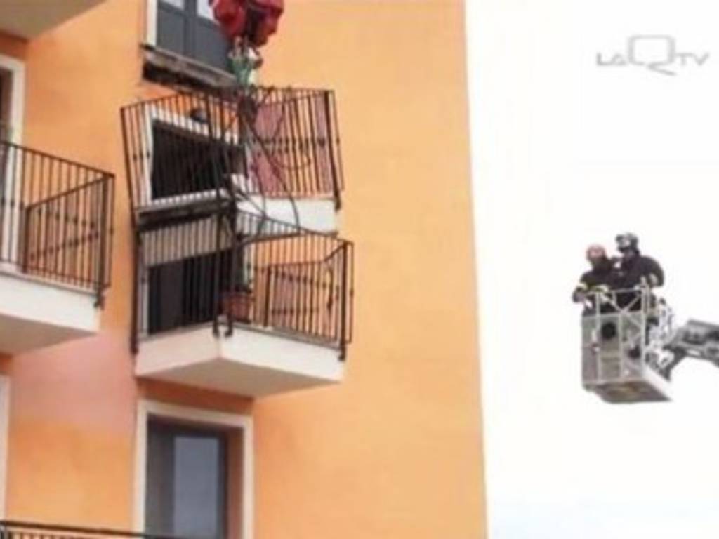 Crollo Cese: «Vietato uscire sui balconi»