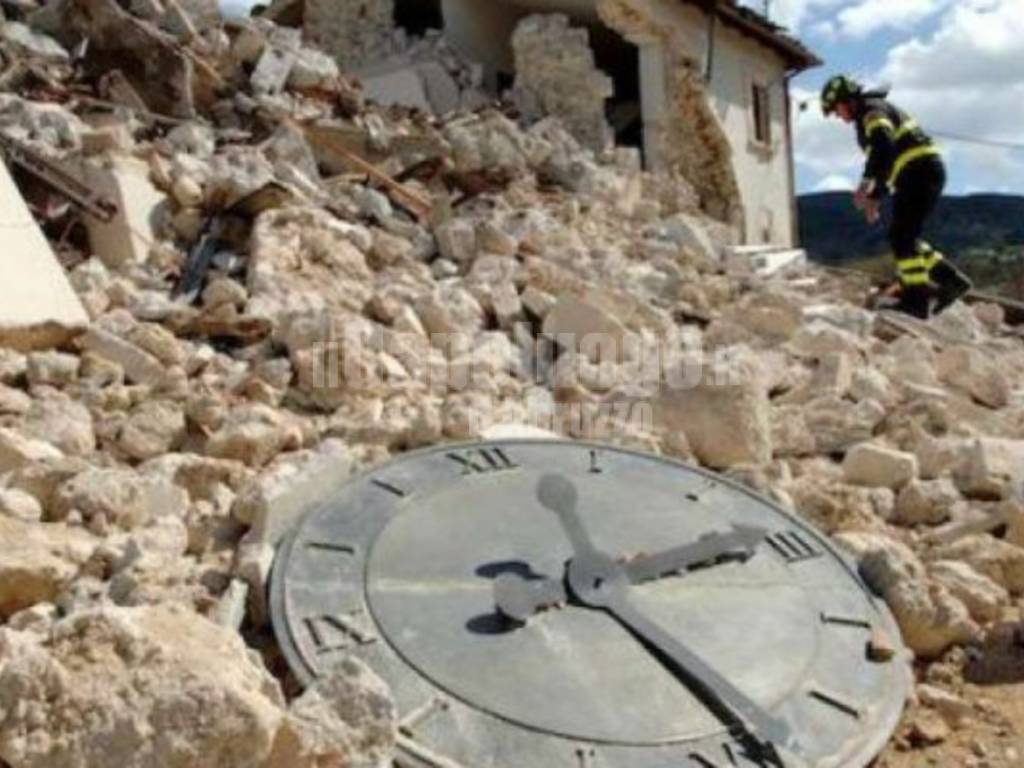 orologio terremoto distrutto