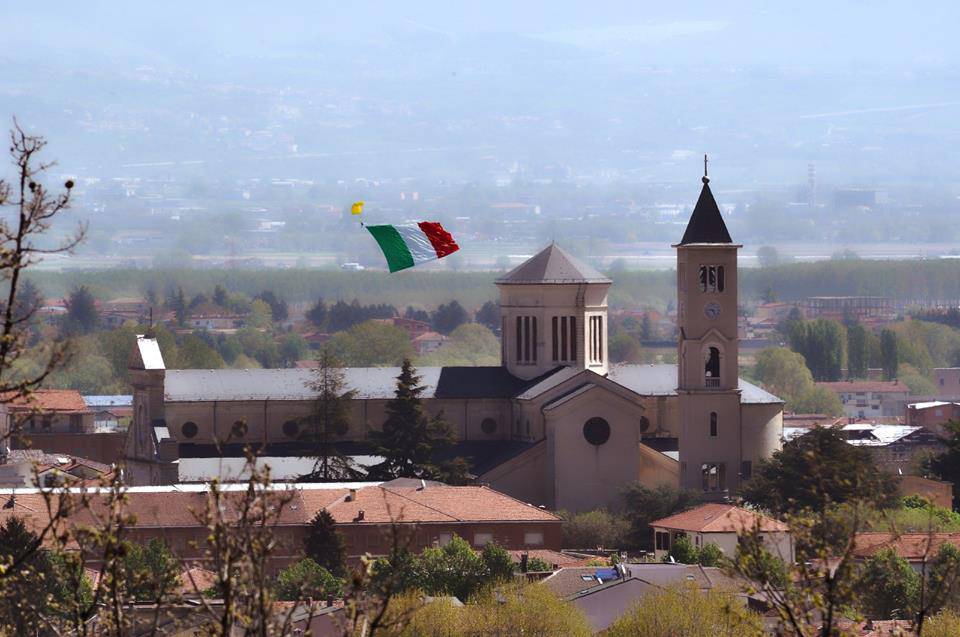 Festa della liberazione Avezzano Tricolore dal cielo