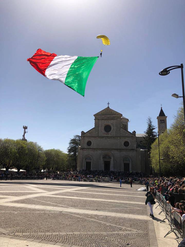 Festa della liberazione Avezzano Tricolore dal cielo