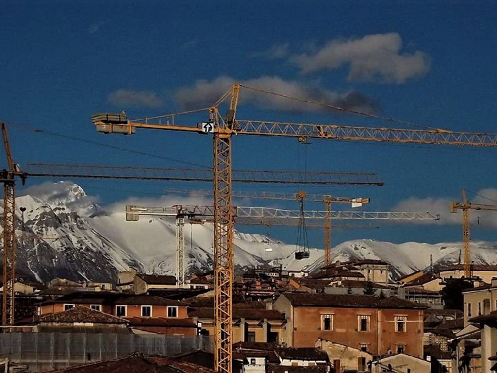 L'Aquila Ricostruzione gru centro storico 