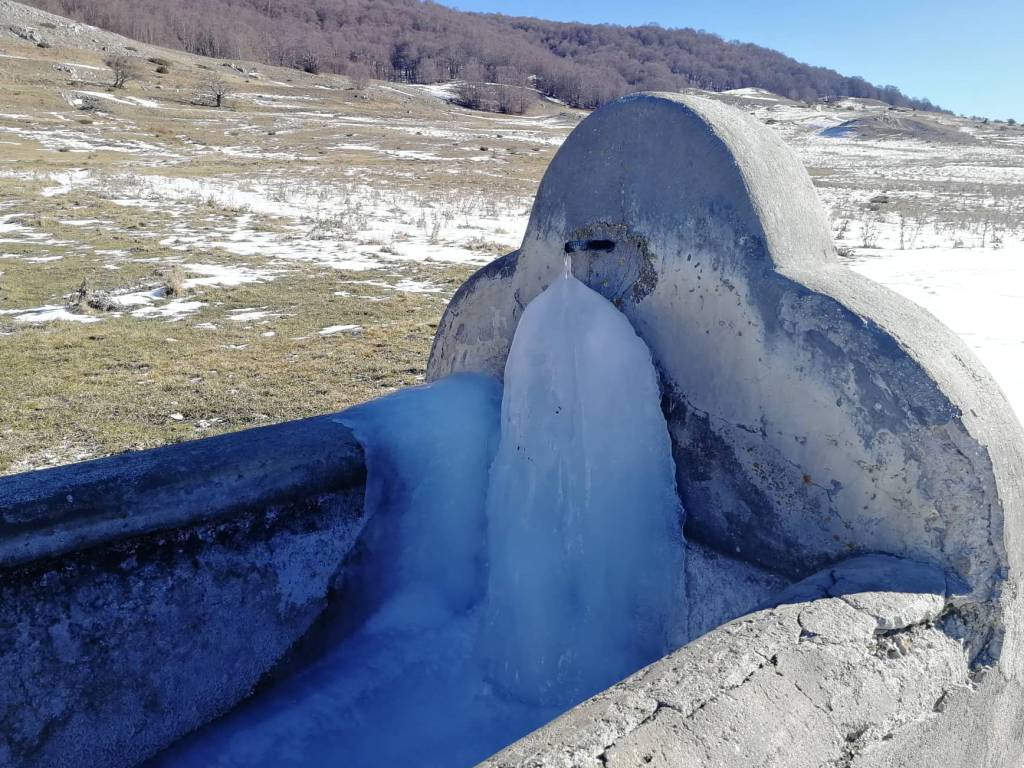 acqua ghiacciata scorre Cicerana parco nazionale
