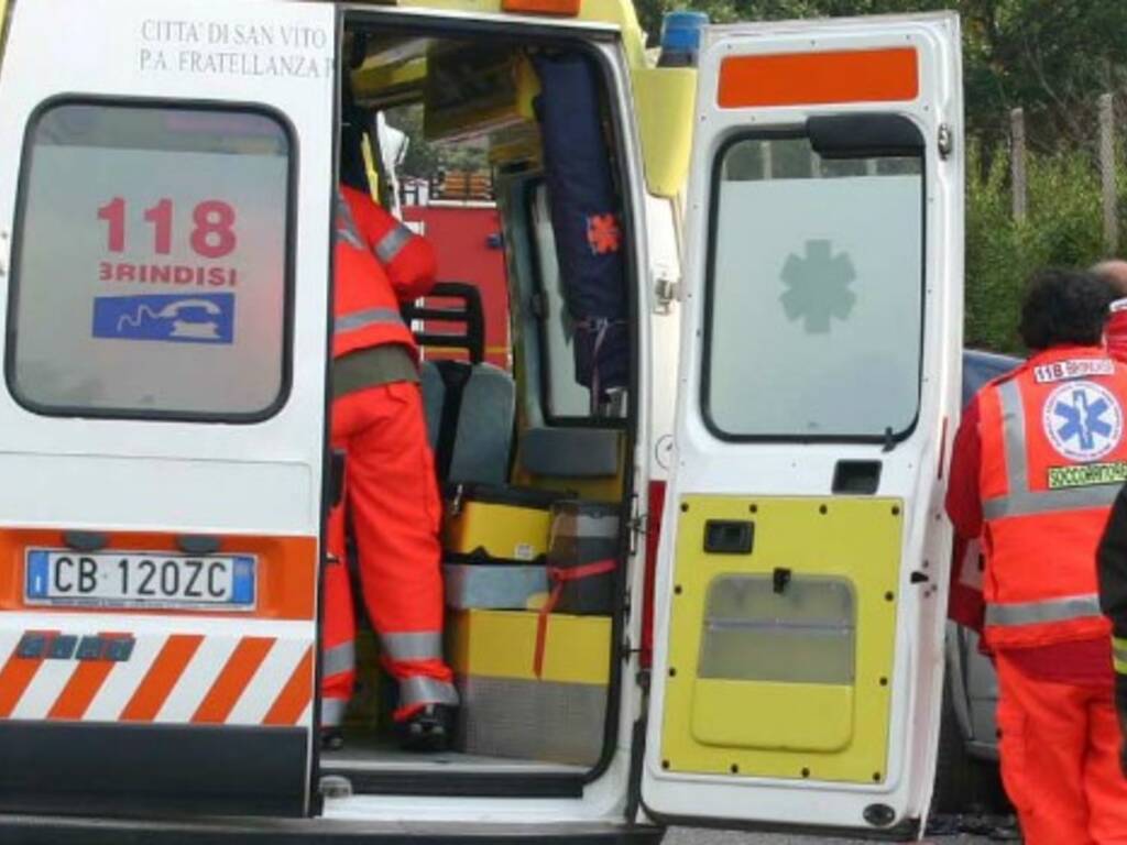 ambulanza e vigili del fuoco