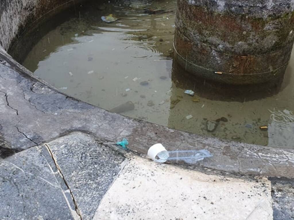 fontana monumentale Santa Maria Paganica rifiuti