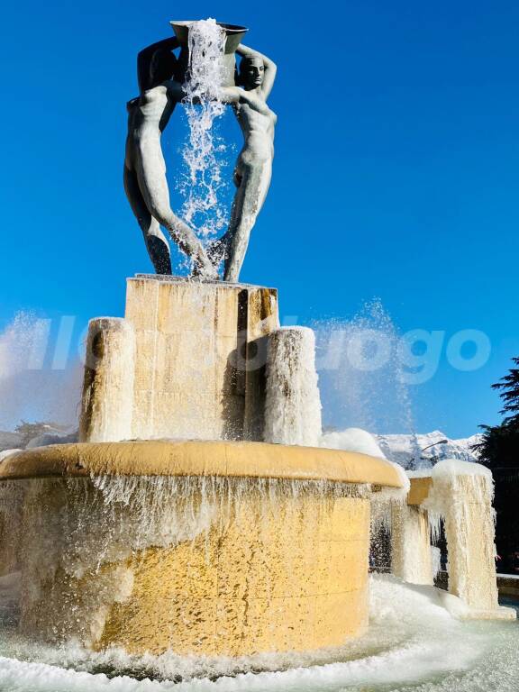 fontana luminosa ghiacciata 