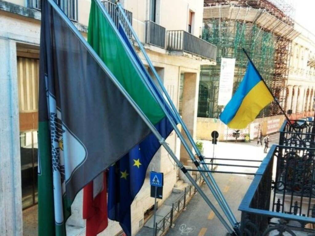 bandiera ucraina palazzo Fibbioni 
