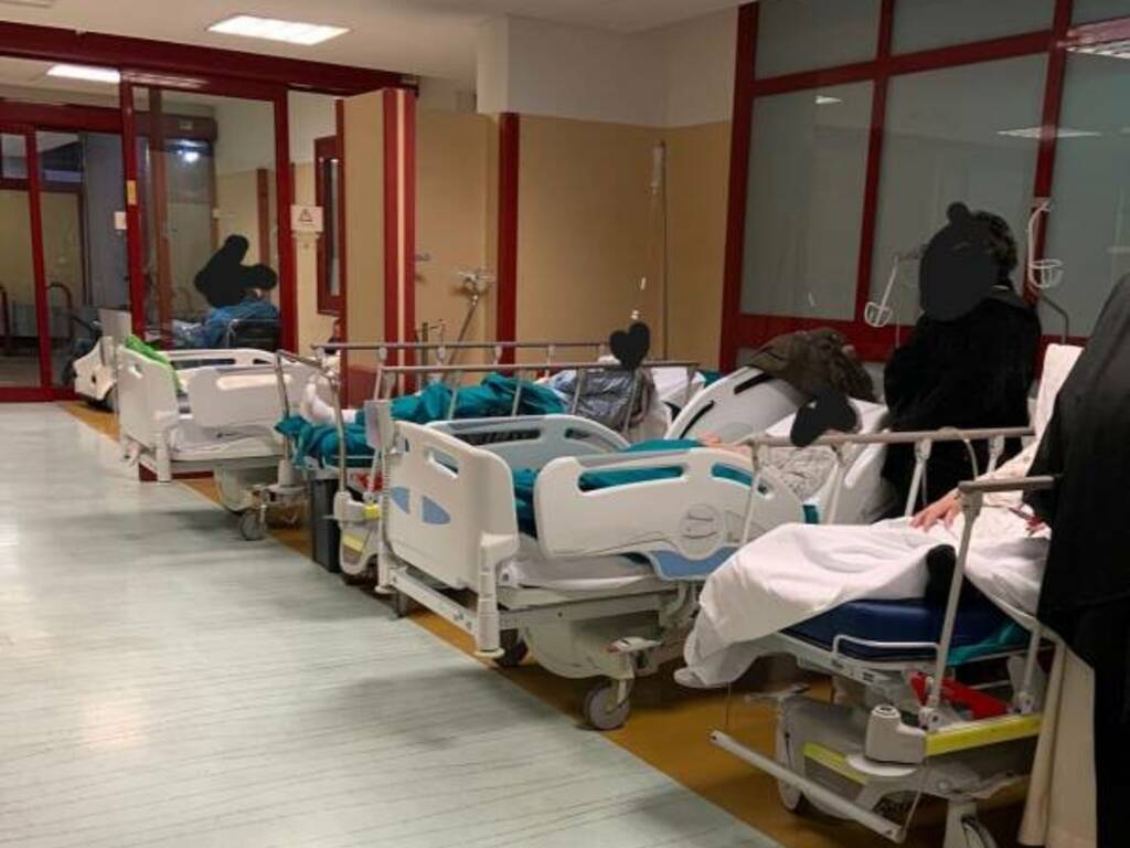 pronto soccorso, fila, ospedale san Salvatore 