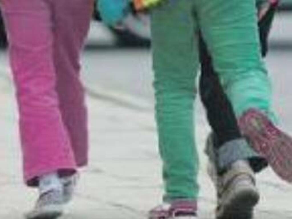 bambini a piedi a scuola, pubertà 