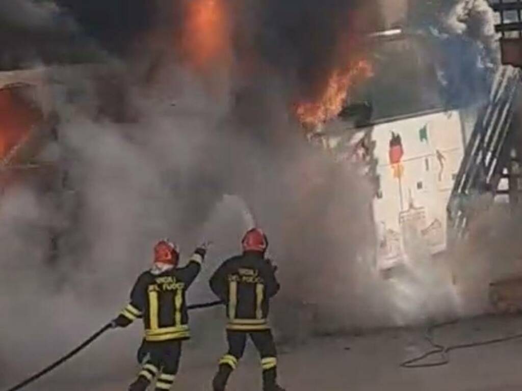 bus in fiamme Sassa